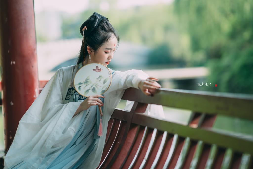 温柔似水的古装美女唯美古风摄影