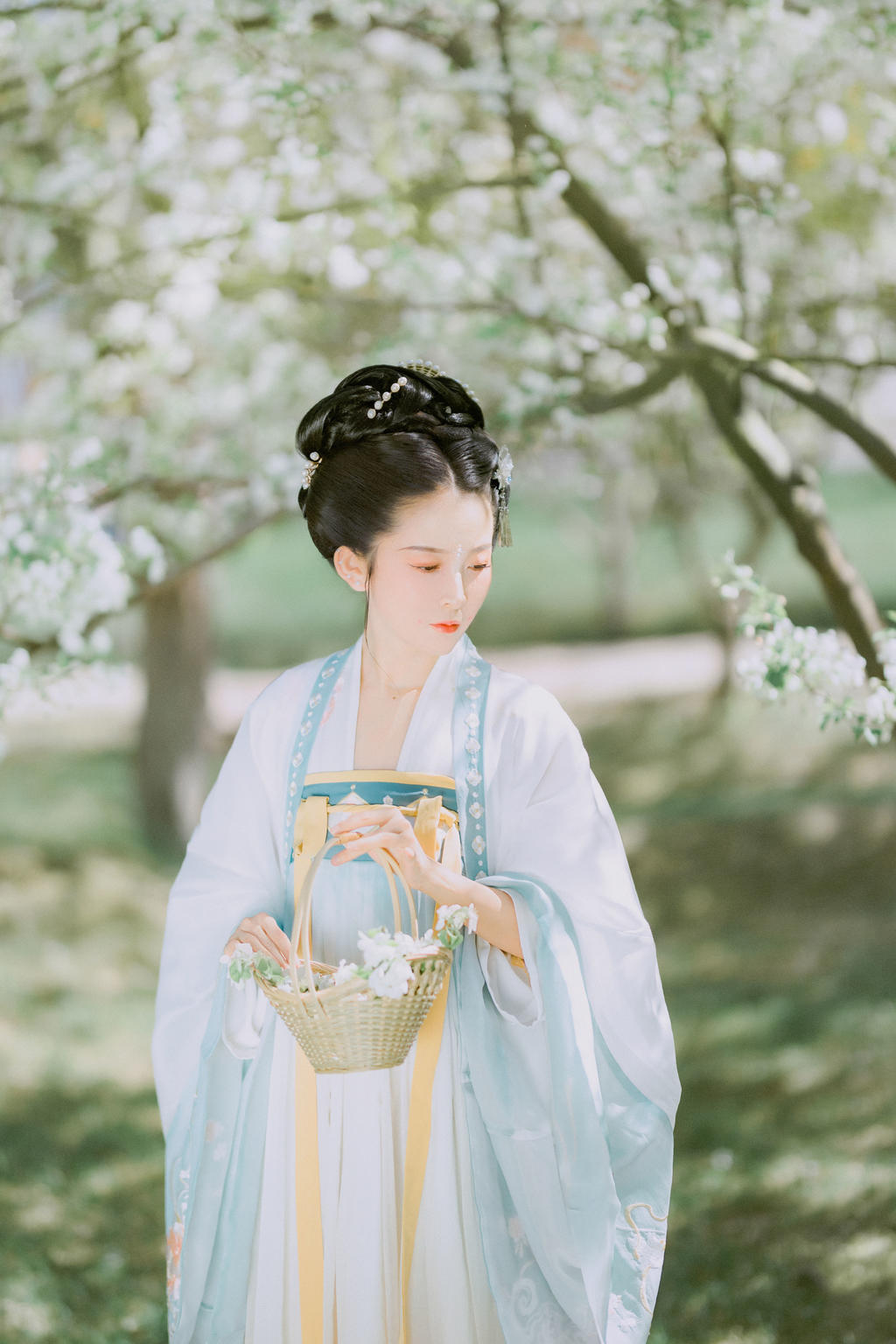 户外唯美女人古装汉服图片