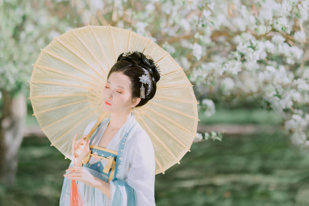 户外唯美女人古装汉服图片