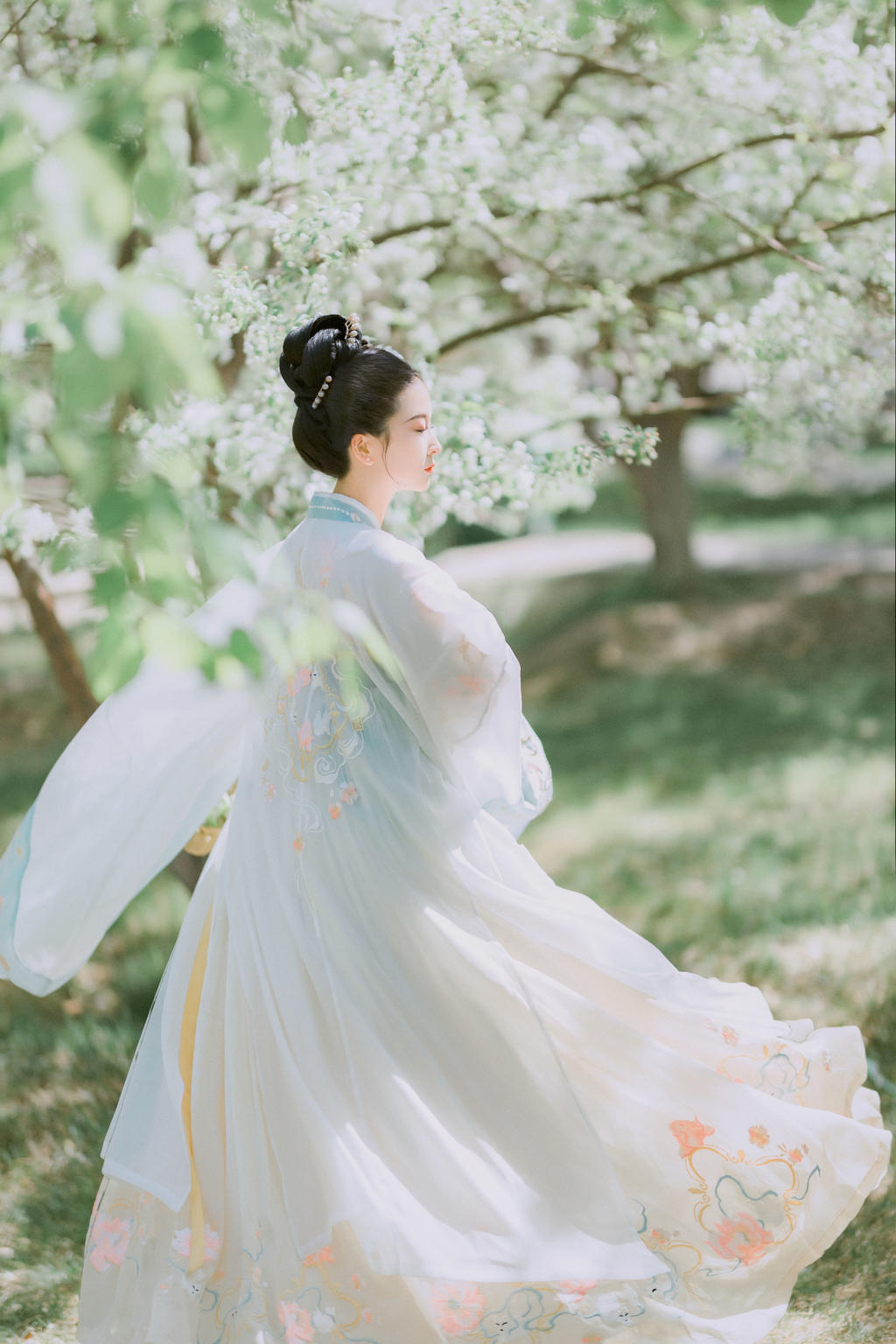 户外唯美女人古装汉服图片