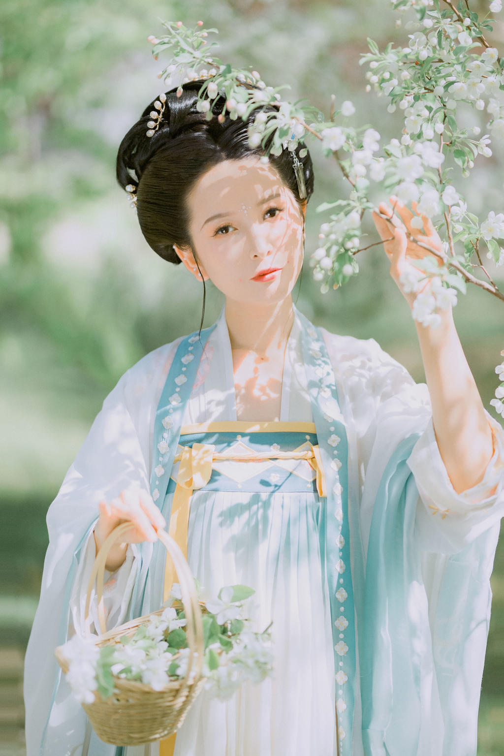 户外唯美女人古装汉服图片