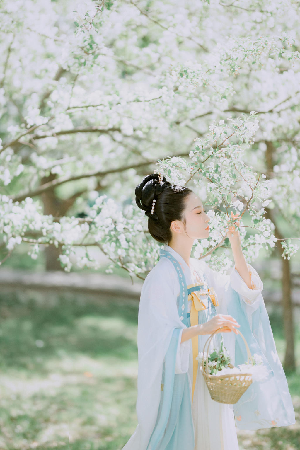 户外唯美女人古装汉服图片