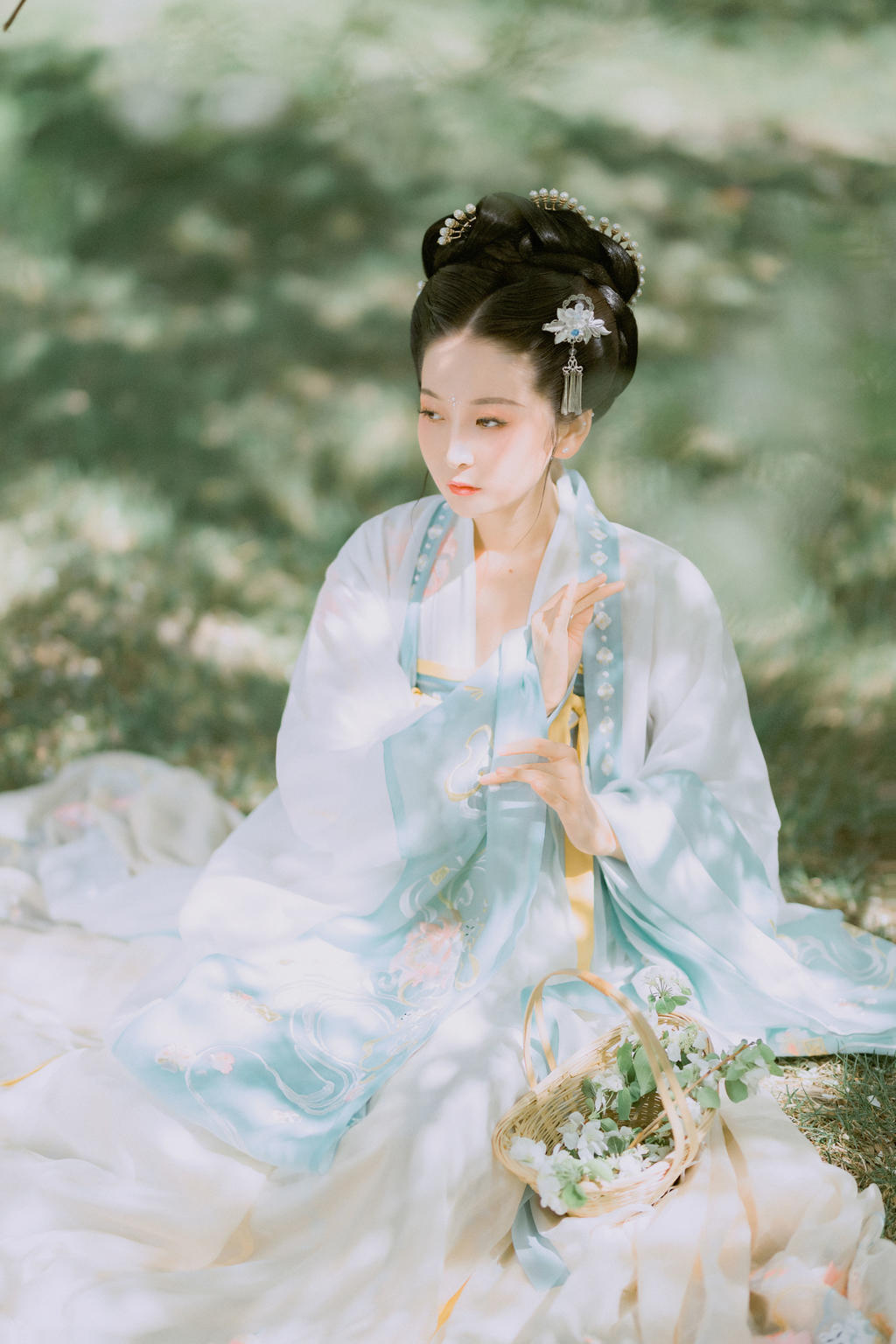 户外唯美女人古装汉服图片