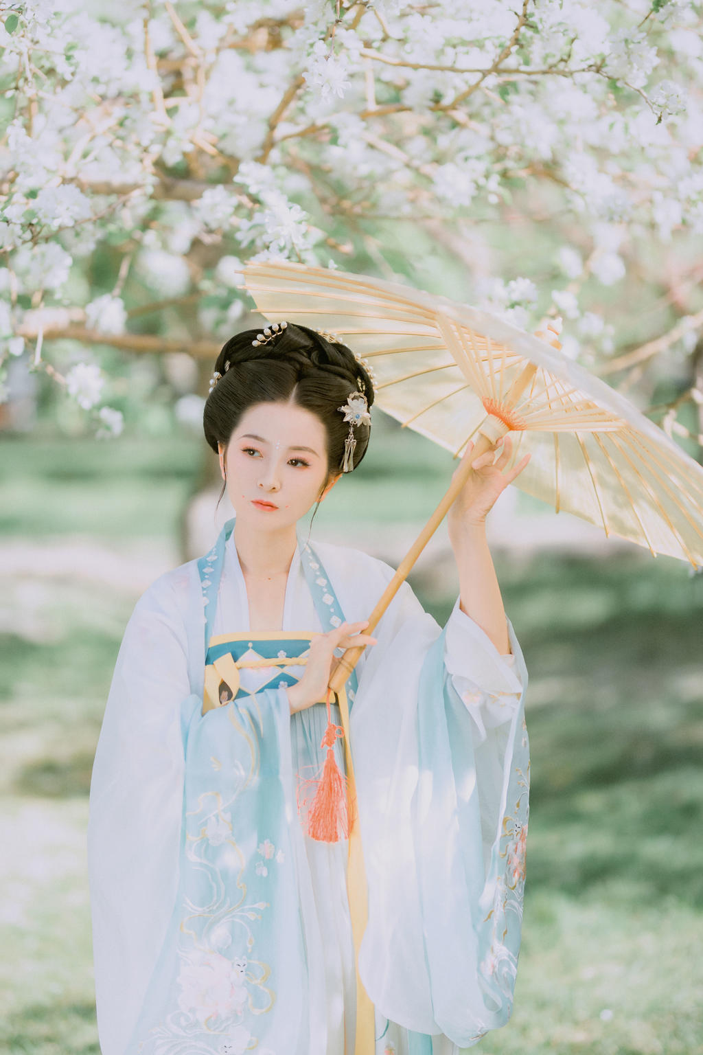 户外唯美女人古装汉服图片