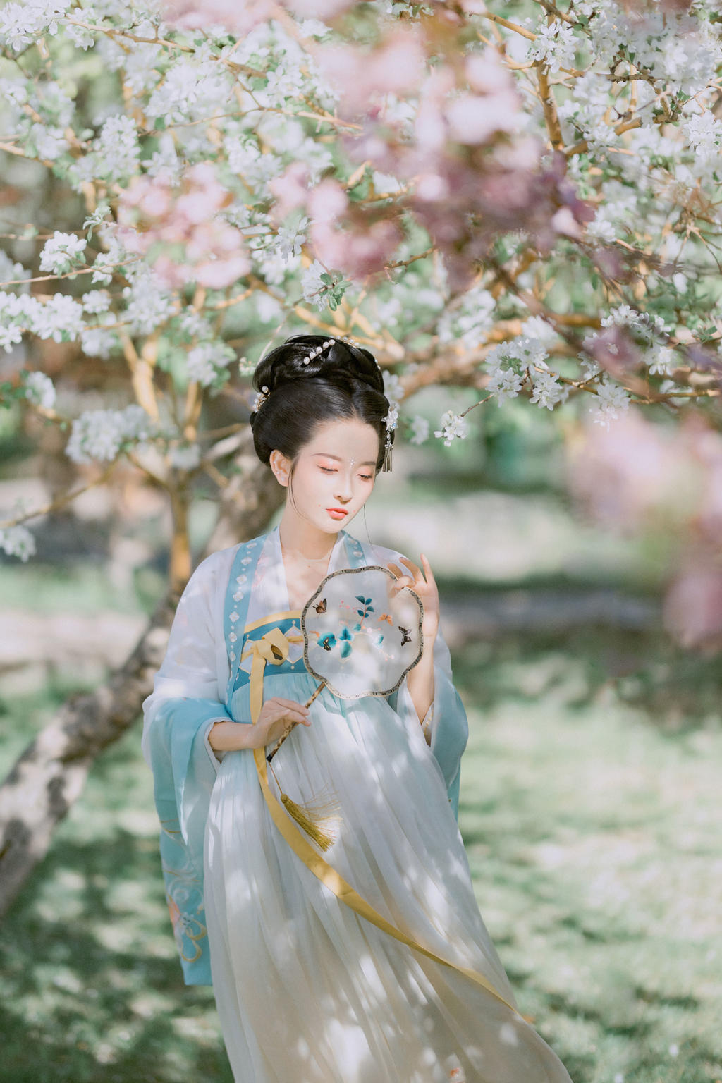 户外唯美女人古装汉服图片