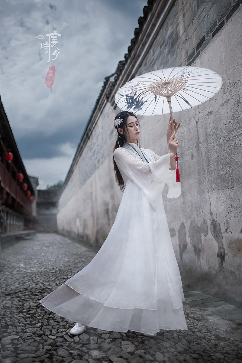 仙气飘飘的白衣女子唯美古风图片