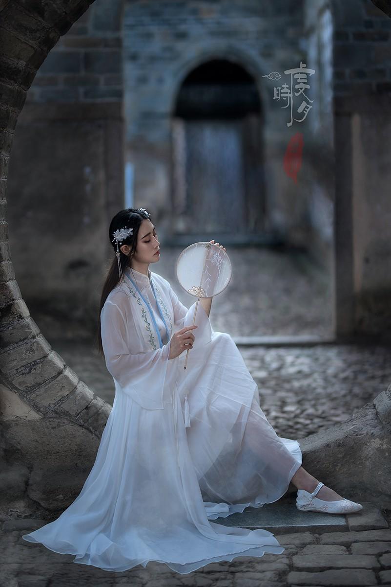 仙气飘飘的白衣女子唯美古风图片