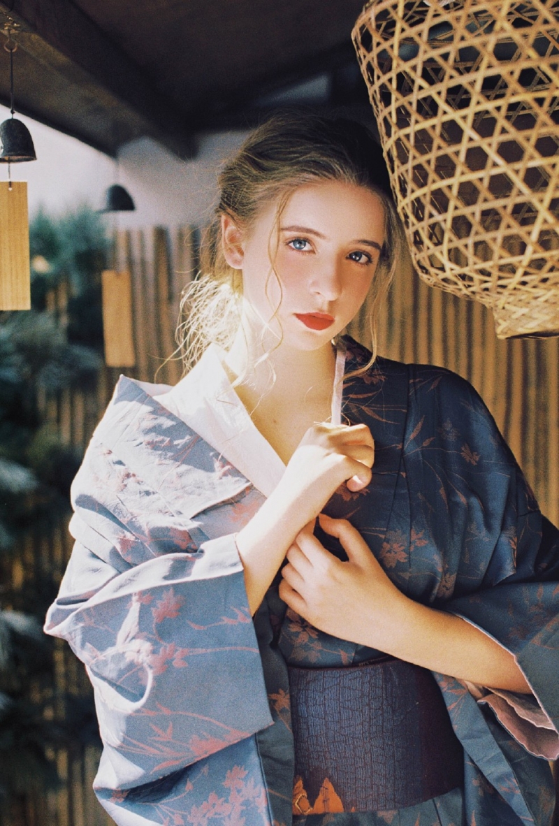 一字肩和服美女香肩雪白诱人艺术照