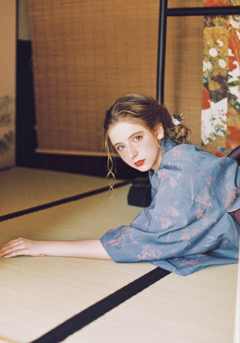 一字肩和服美女香肩雪白诱人艺术照