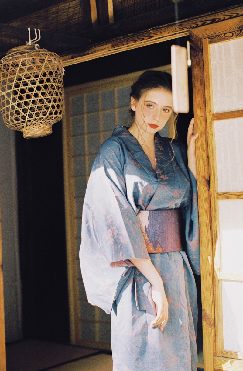 一字肩和服美女香肩雪白诱人艺术照