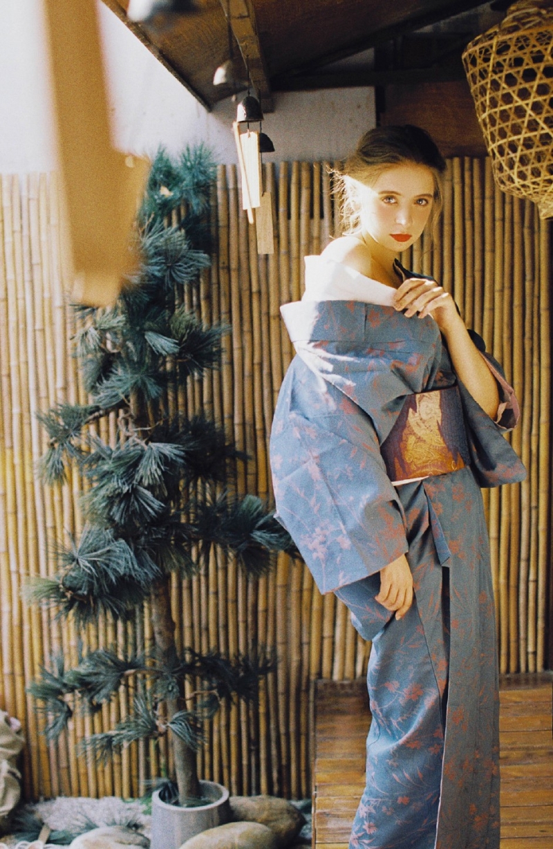 一字肩和服美女香肩雪白诱人艺术照