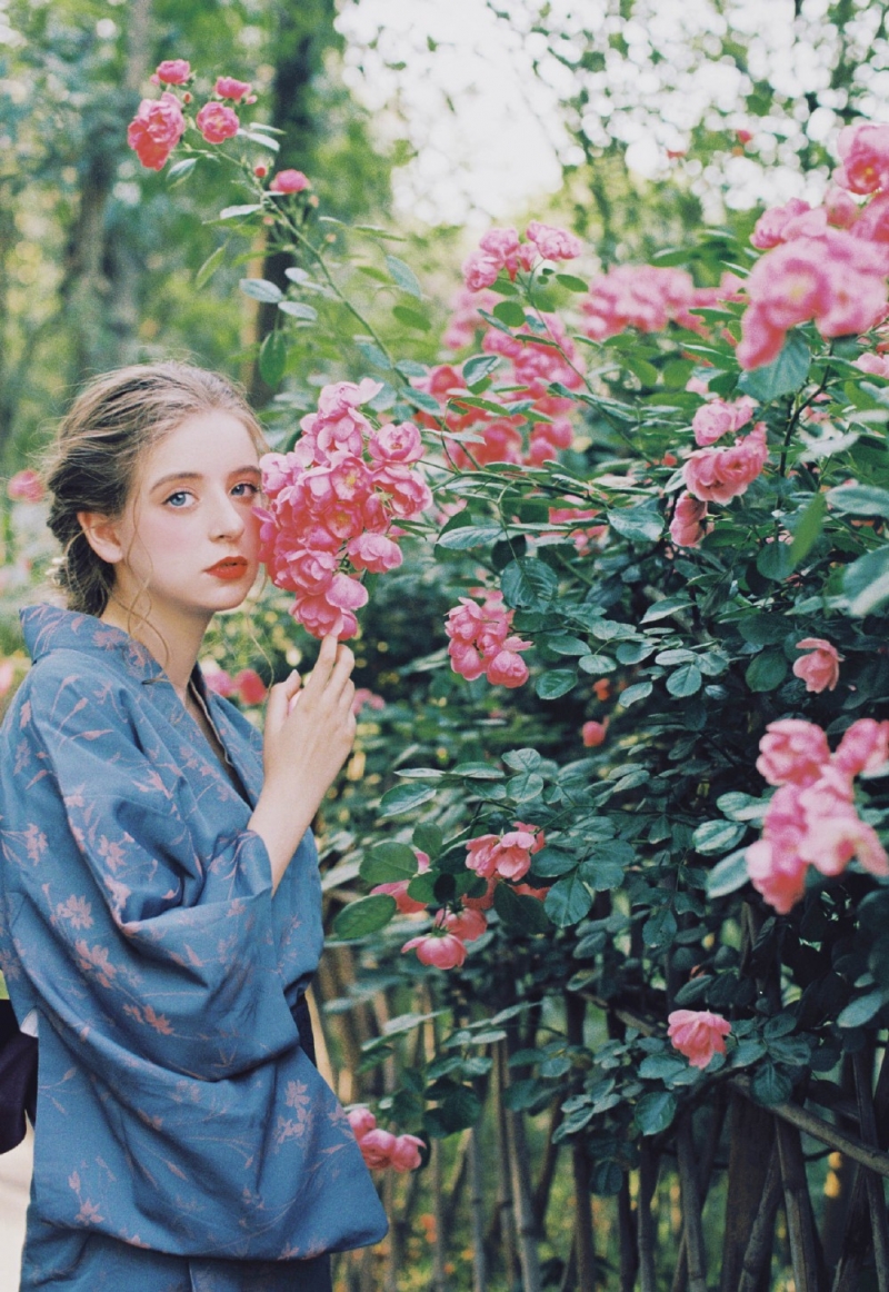 一字肩和服美女香肩雪白诱人艺术照