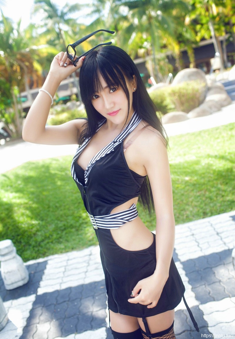 90后性感美女女神杨上萱户外酥胸诱惑写真摄影