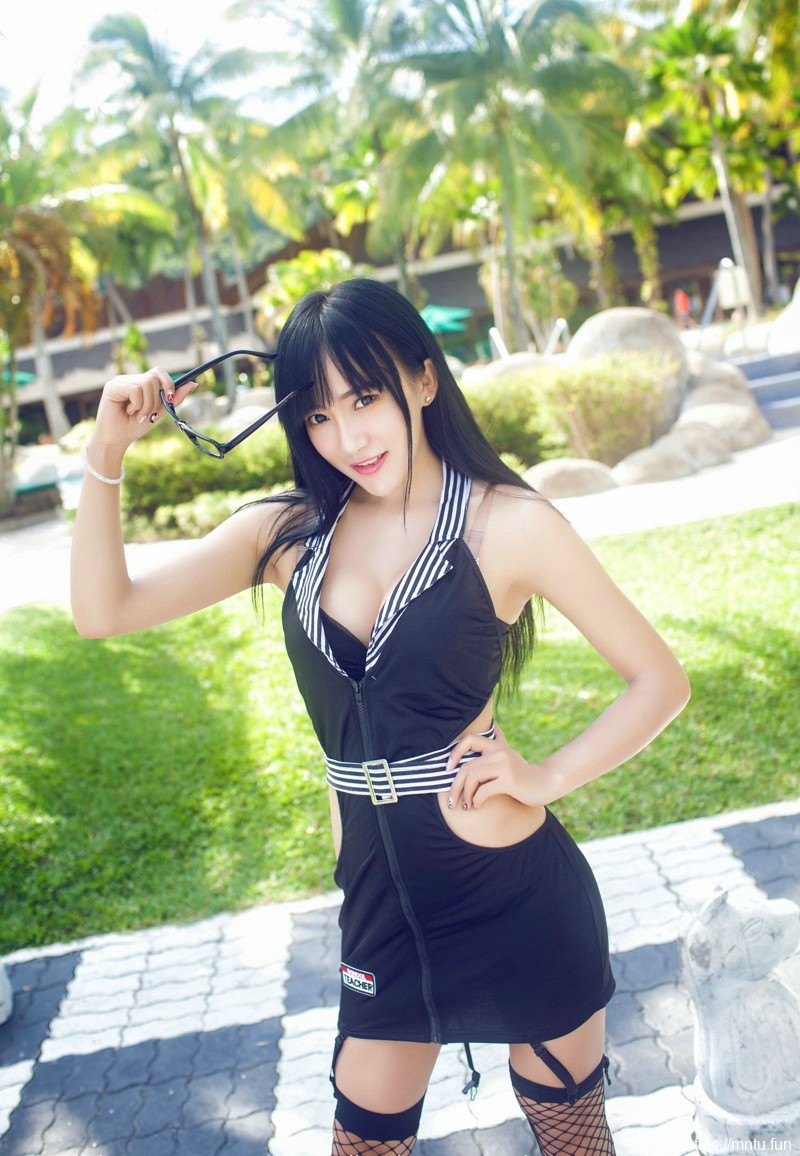 90后性感美女女神杨上萱户外酥胸诱惑写真摄影