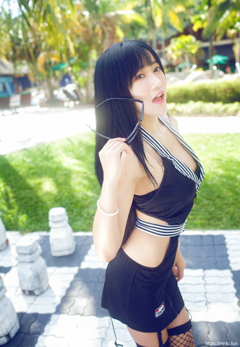 90后性感美女女神杨上萱户外酥胸诱惑写真摄影