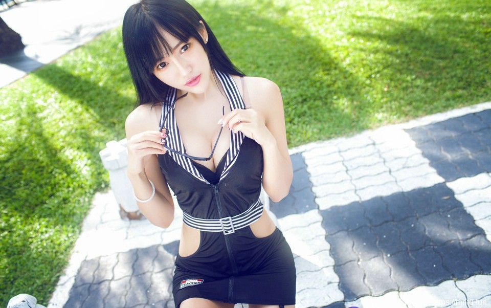 90后性感美女女神杨上萱户外酥胸诱惑写真摄影