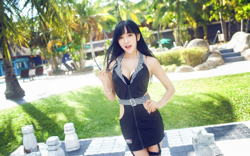 90后性感美女女神杨上萱户外酥胸诱惑写真摄影