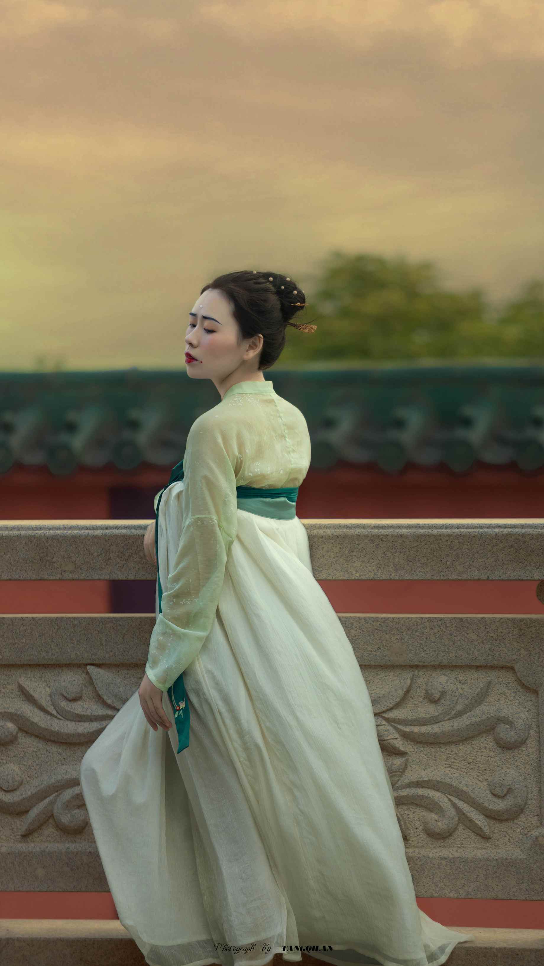 气质飘逸的汉服美女唯美古风摄影