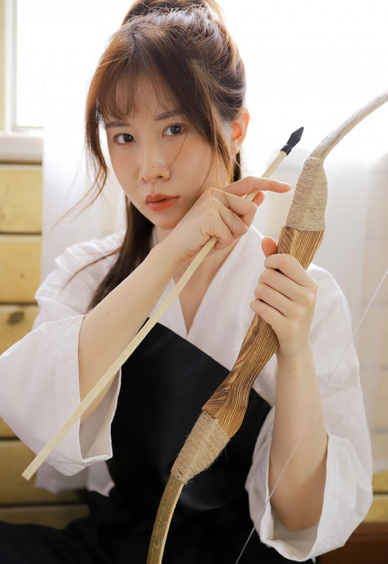 日系古装美女英姿飒爽古风摄影