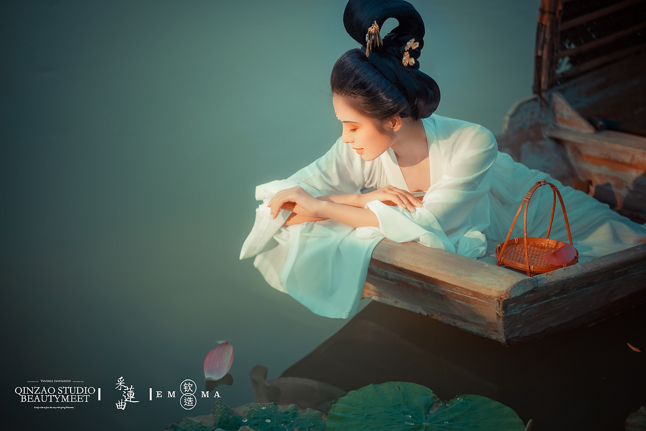 古装美女夏日采莲唯美古风摄影图片