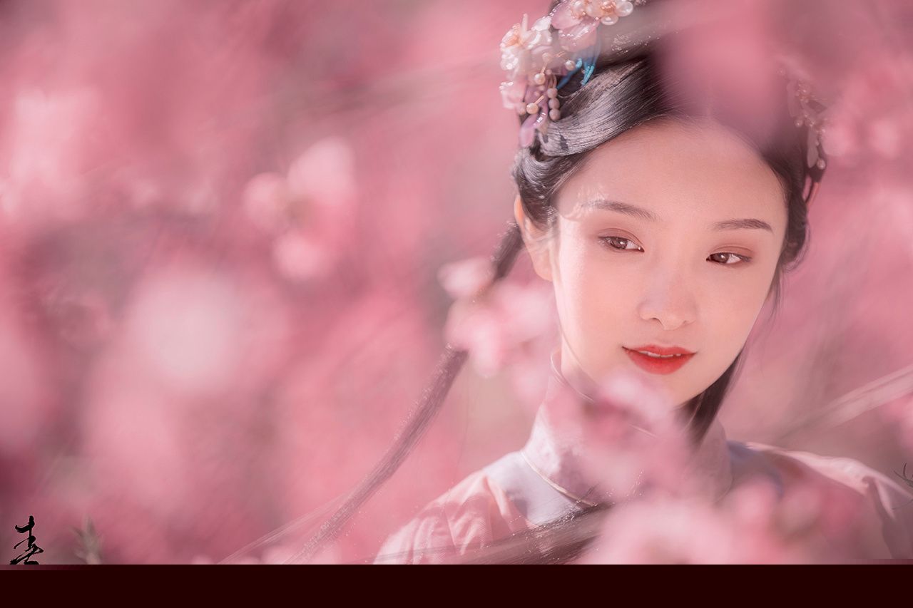 古装美女粉色汉服花园唯美图片