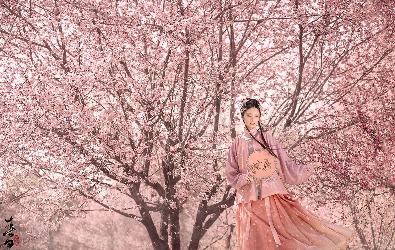 古装美女粉色汉服花园唯美图片