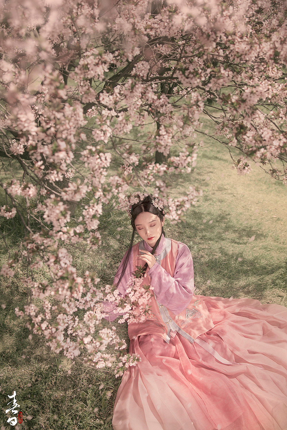 古装美女粉色汉服花园唯美图片