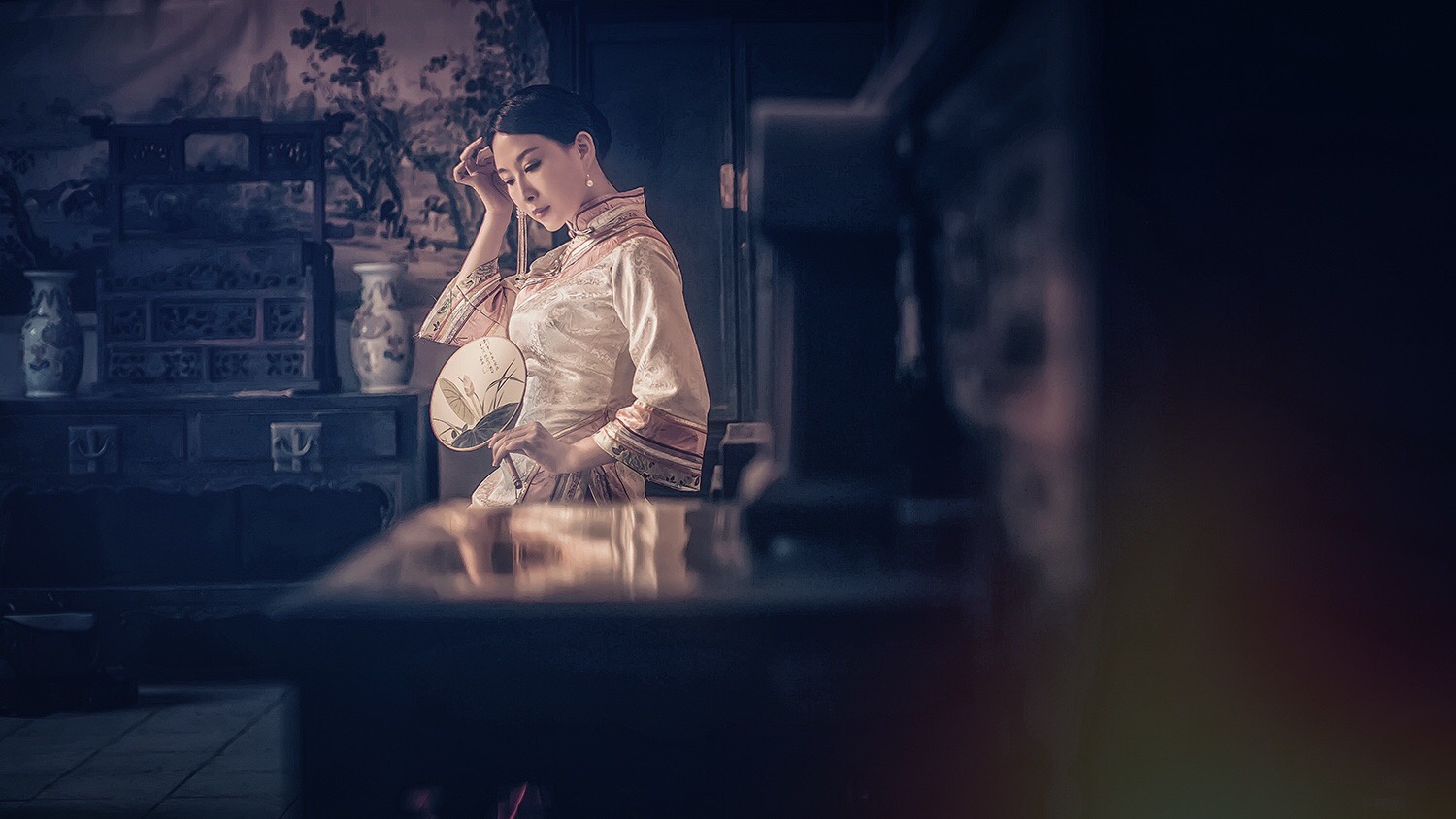 大宅院古装美女端庄大方温柔美女图