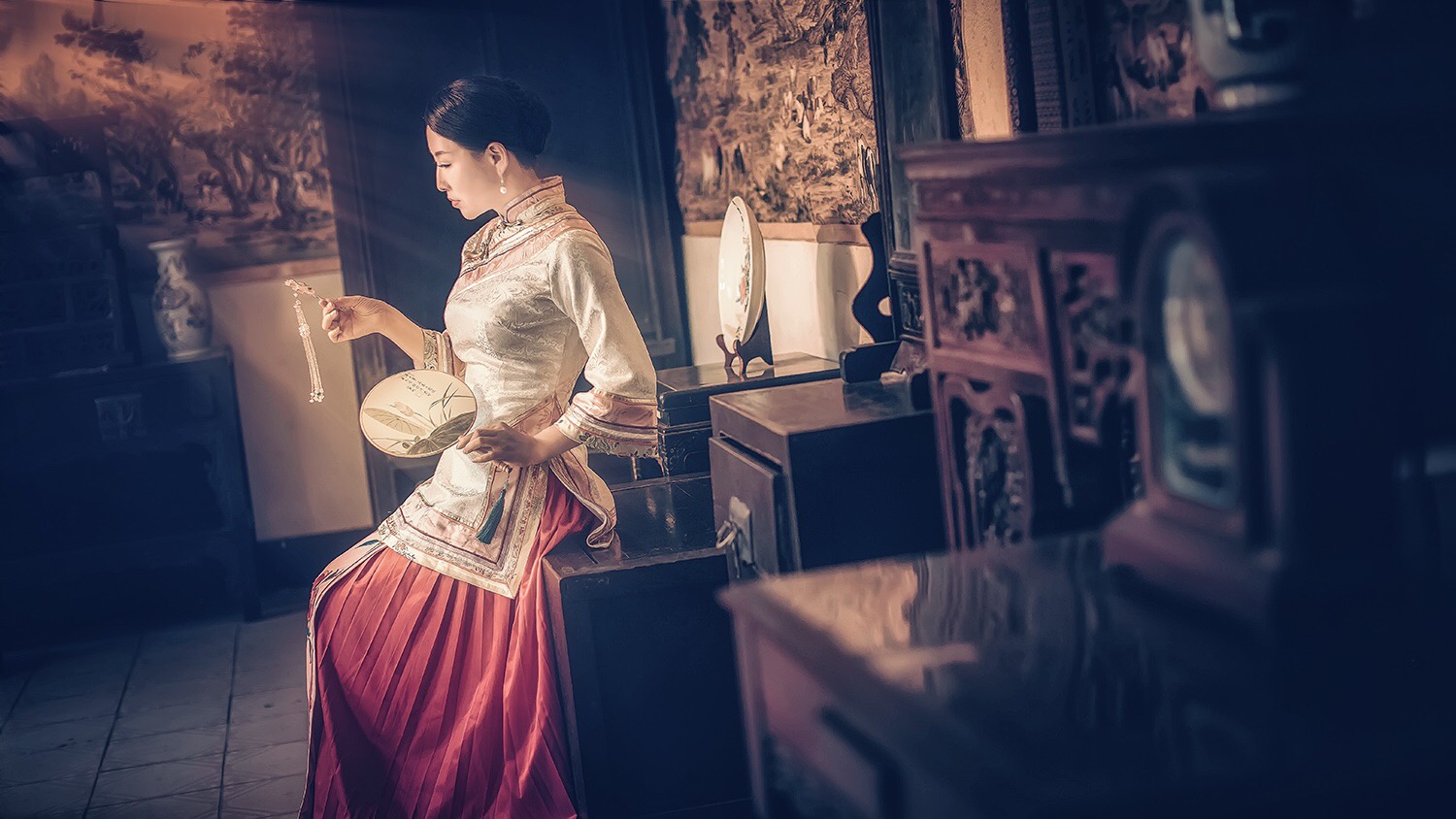 大宅院古装美女端庄大方温柔美女图