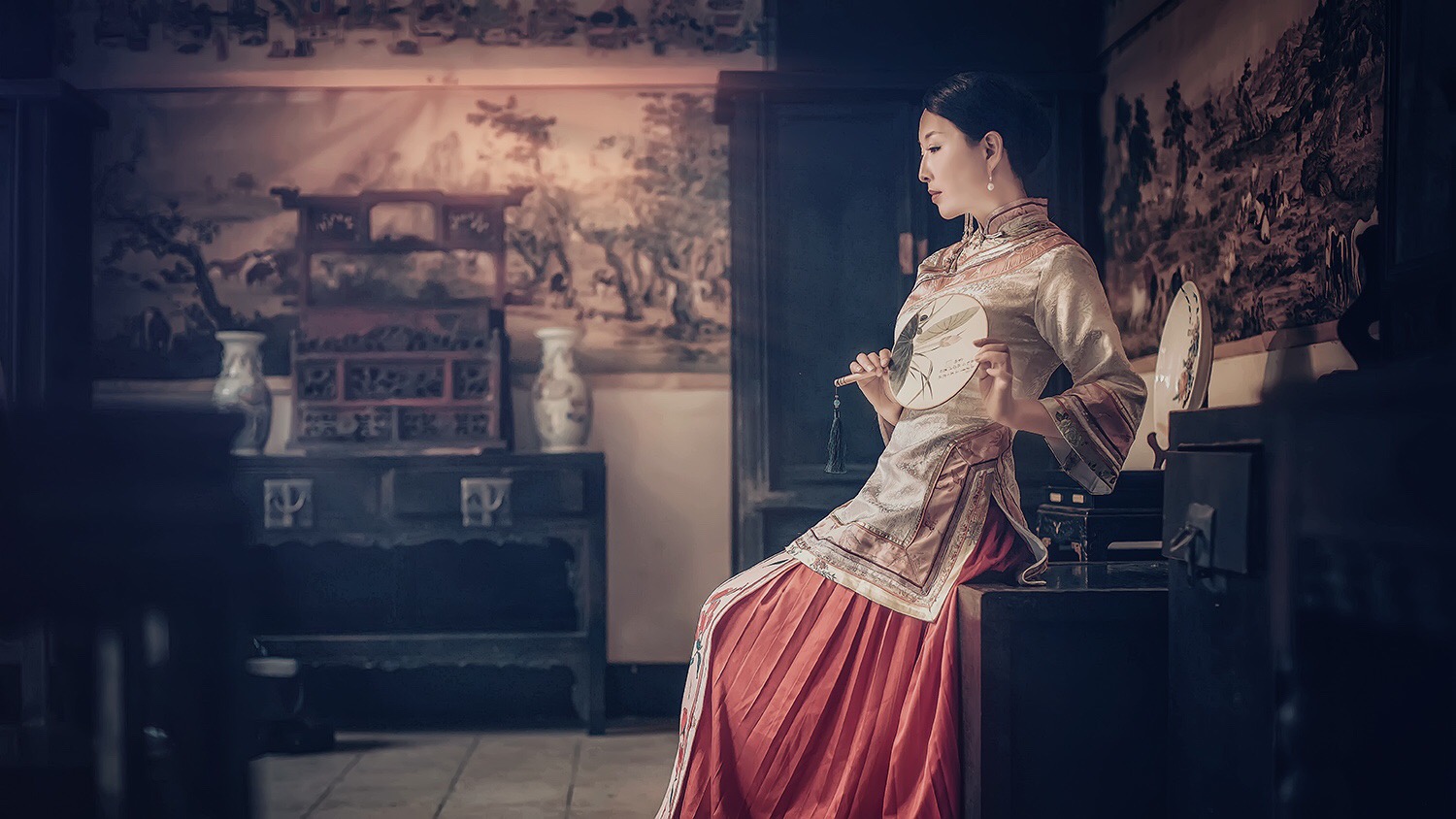 大宅院古装美女端庄大方温柔美女图