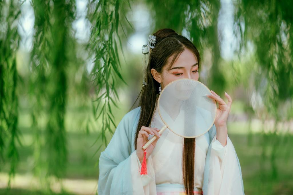 户外汉服美女气质纤尘不染古装图片