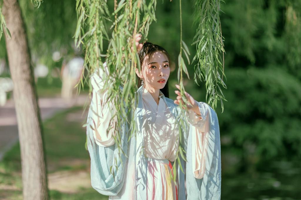 户外汉服美女气质纤尘不染古装图片