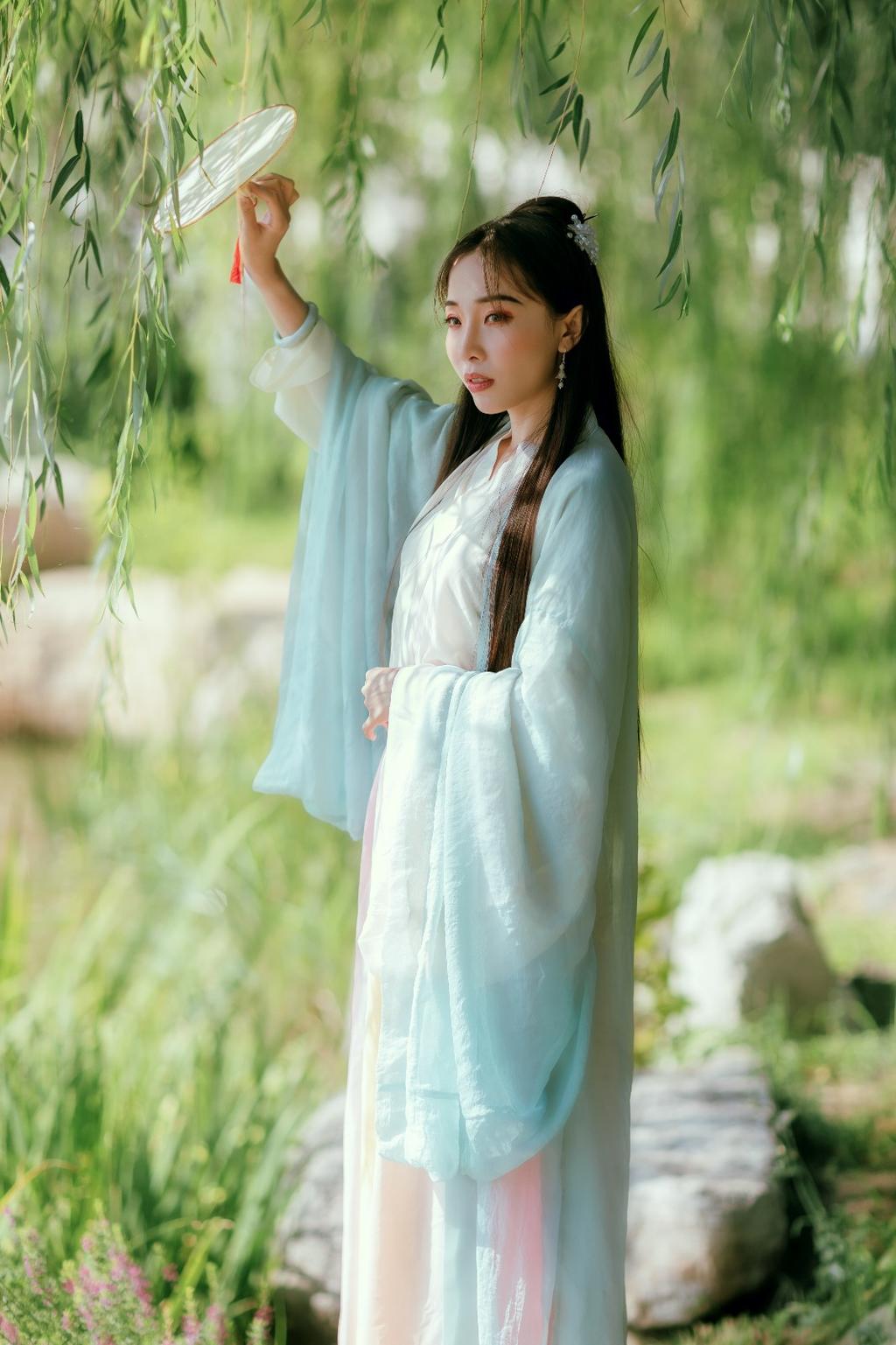 户外汉服美女气质纤尘不染古装图片