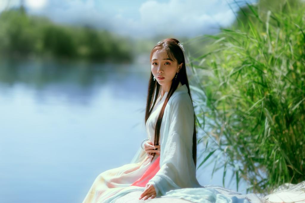 户外汉服美女气质纤尘不染古装图片