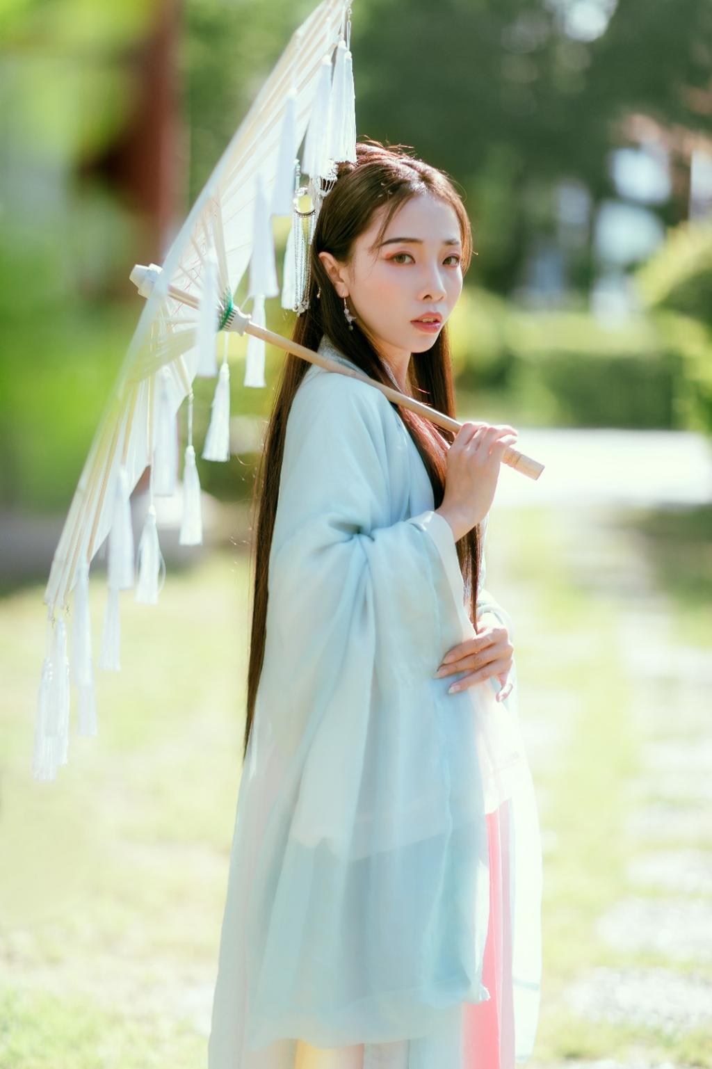 户外汉服美女气质纤尘不染古装图片