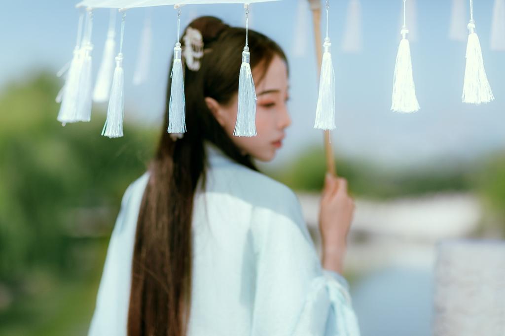 户外汉服美女气质纤尘不染古装图片