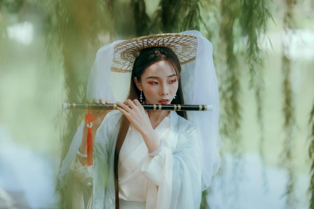 户外汉服美女气质纤尘不染古装图片