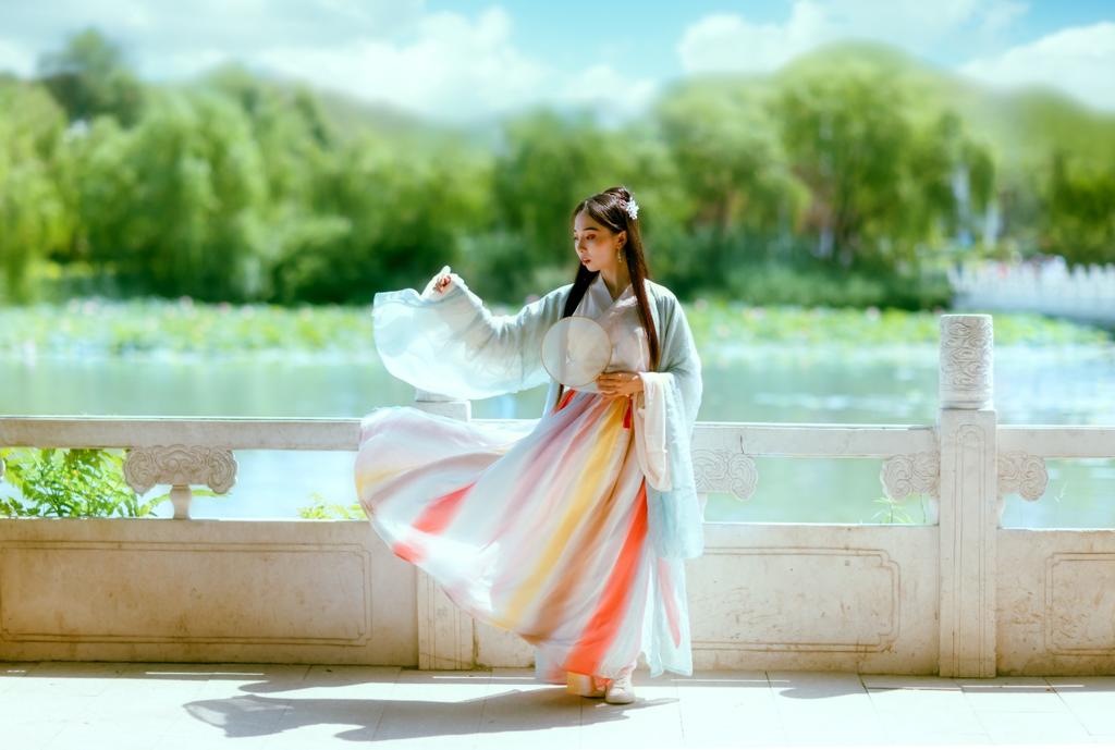 户外汉服美女气质纤尘不染古装图片