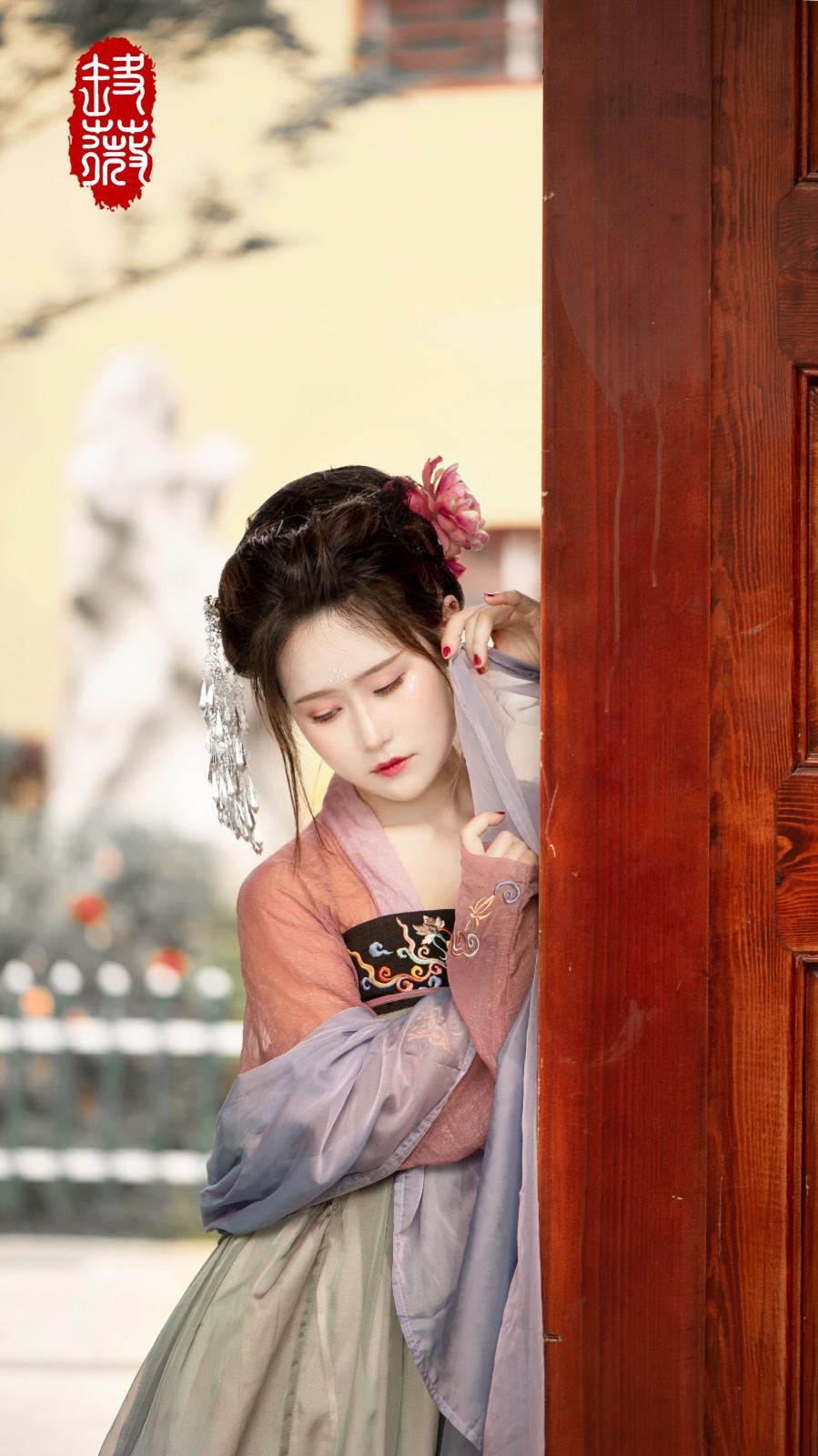 丰满汉服美女唇红齿白明媚动人私拍