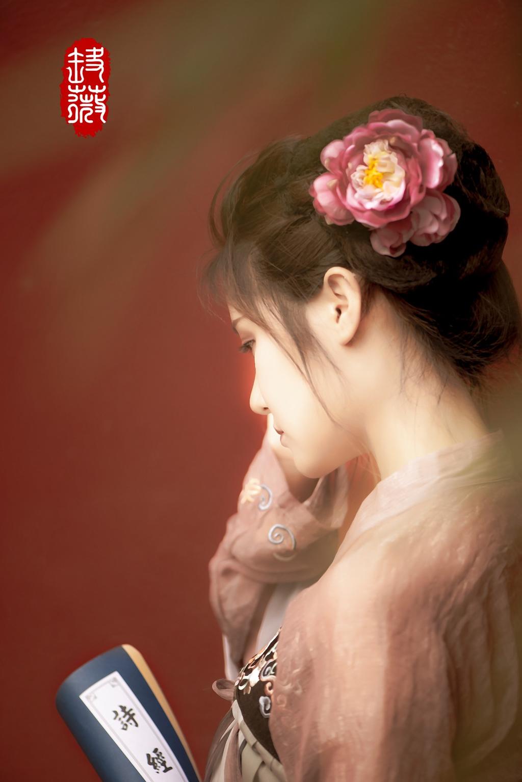 丰满汉服美女唇红齿白明媚动人私拍