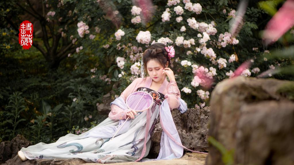 丰满汉服美女唇红齿白明媚动人私拍