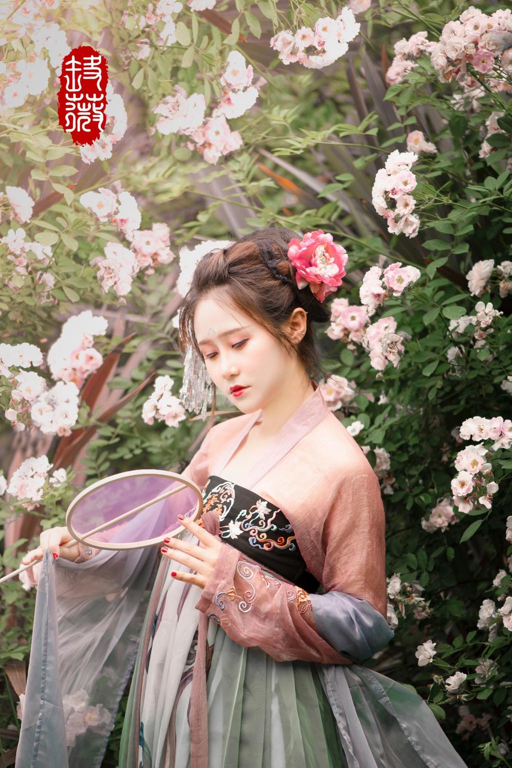 丰满汉服美女唇红齿白明媚动人私拍