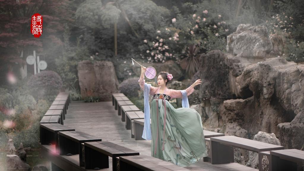 丰满汉服美女唇红齿白明媚动人私拍