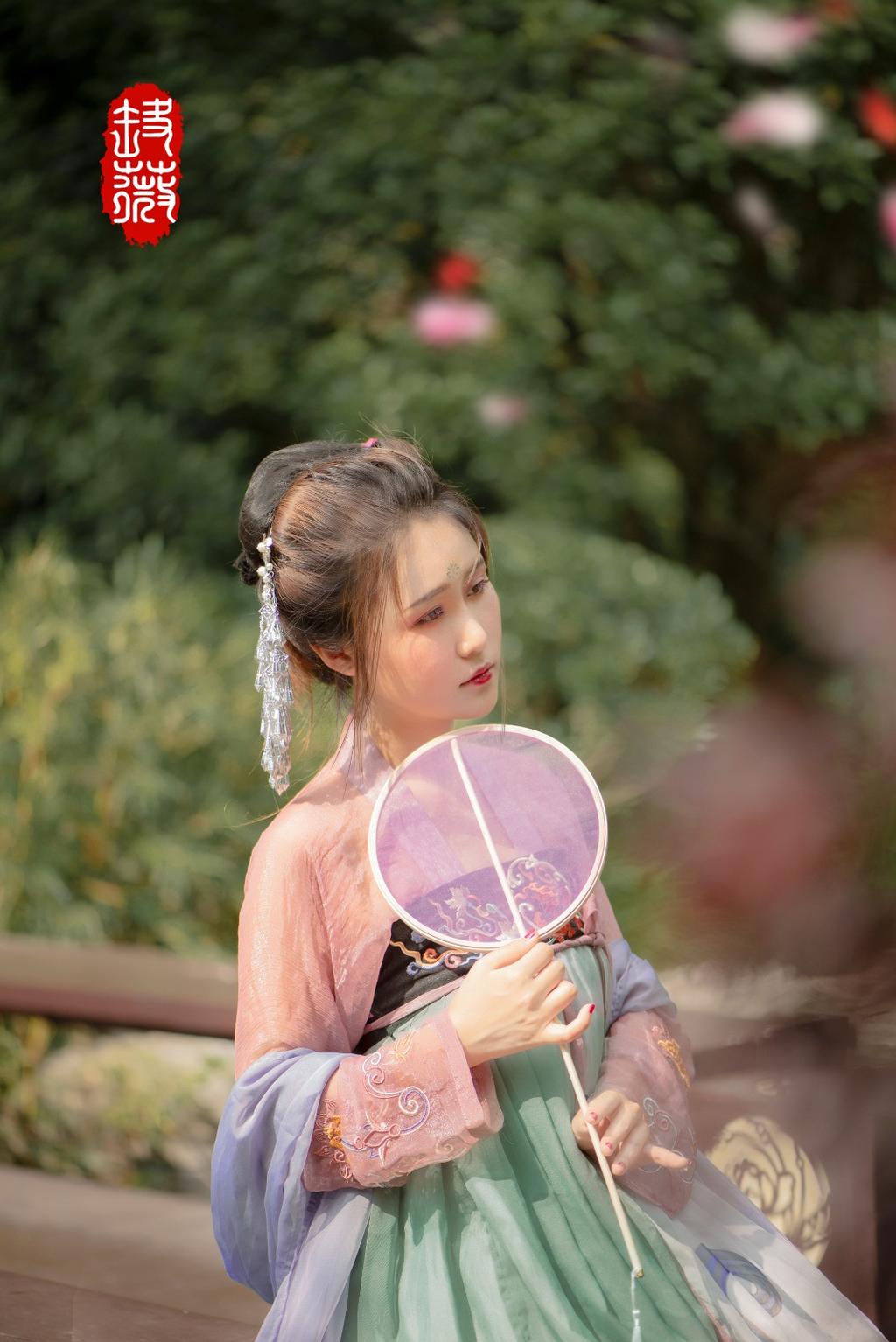 丰满汉服美女唇红齿白明媚动人私拍