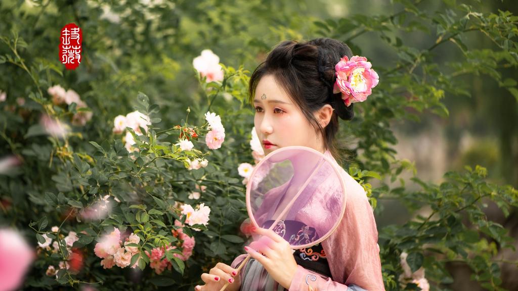 丰满汉服美女唇红齿白明媚动人私拍