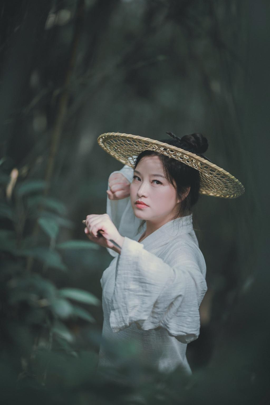 圆脸古装美女竹林森系古风图片