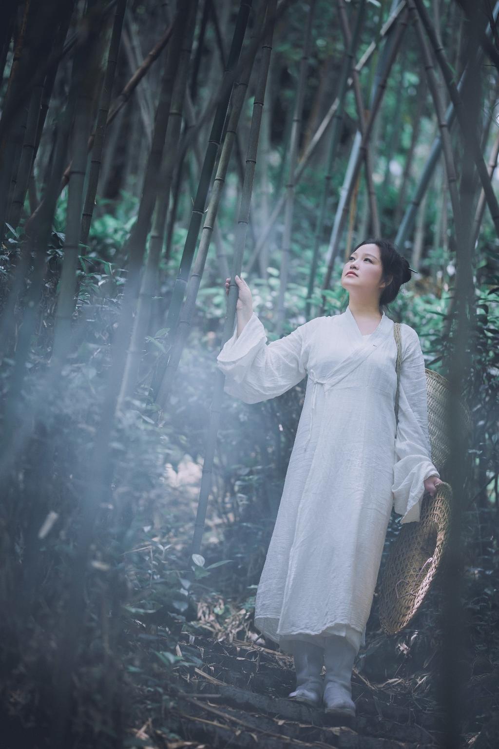 圆脸古装美女竹林森系古风图片