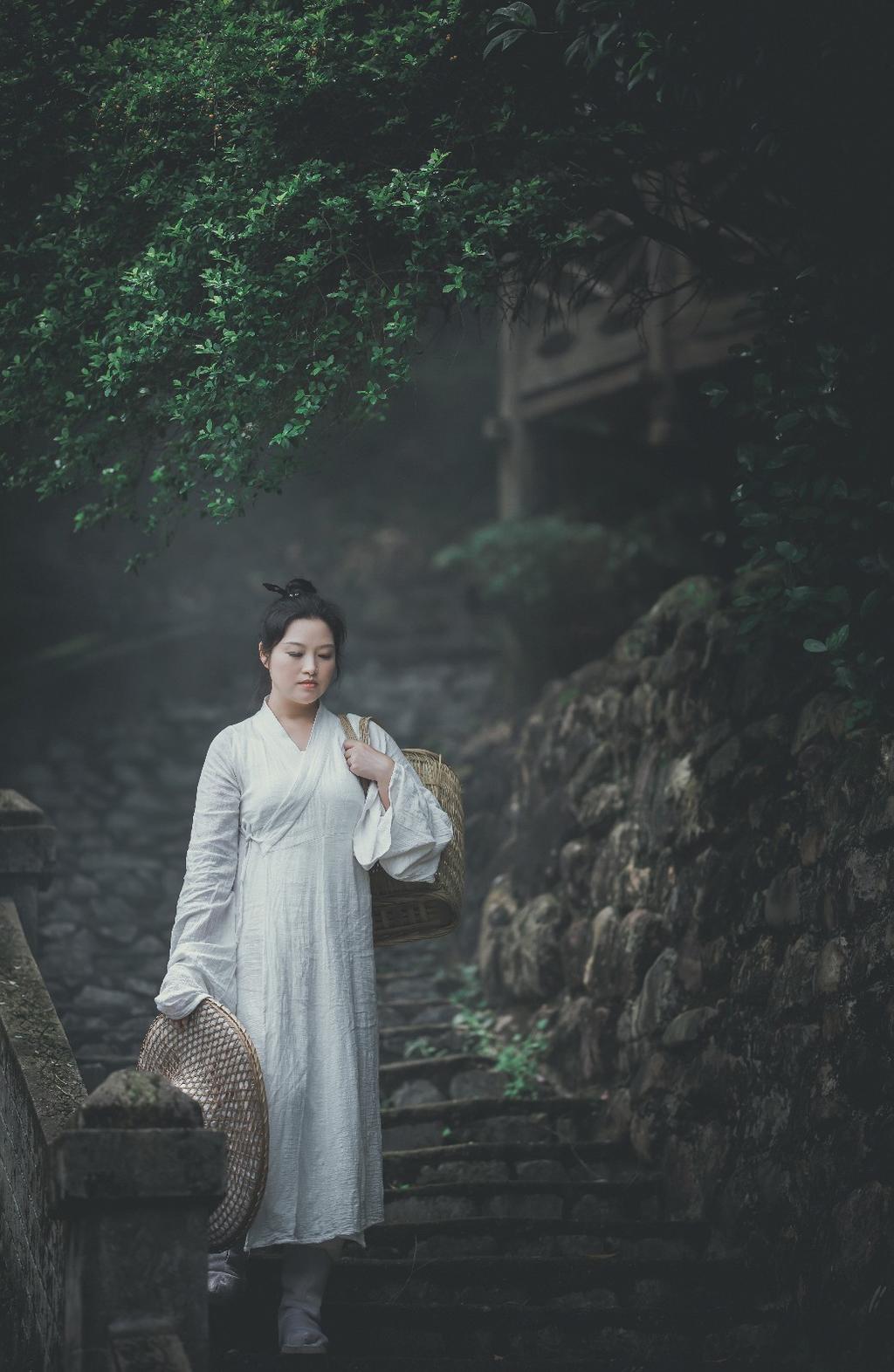 圆脸古装美女竹林森系古风图片