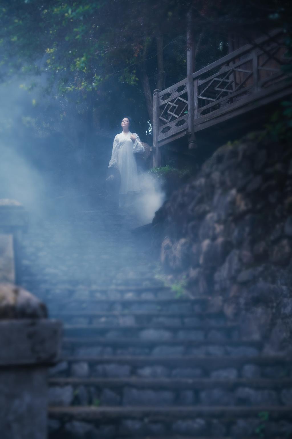 圆脸古装美女竹林森系古风图片