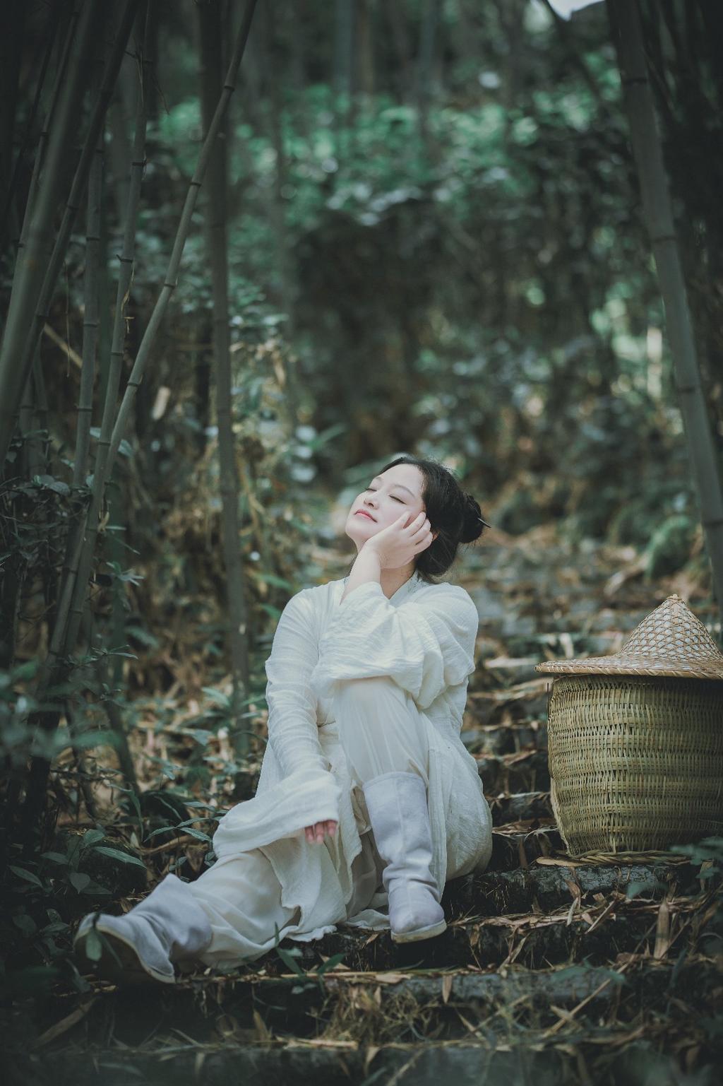 圆脸古装美女竹林森系古风图片